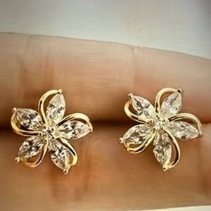 Flower shaped post earrings